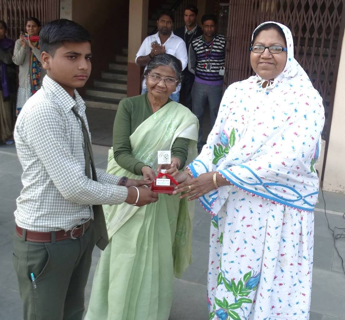 Indu Shree Udaan Summer Camp 2015 Madhya Pradesh NPS owner Mrs. Shah With Winner Kid